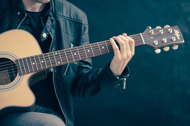 Che tipo di stringhe dovrebbero staccarsi Una chitarra occupare?