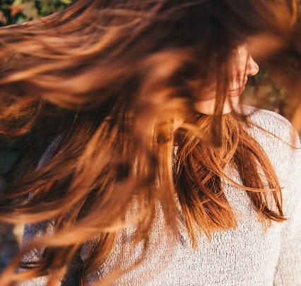 Una donna di una chiara età la scuote, la scuot