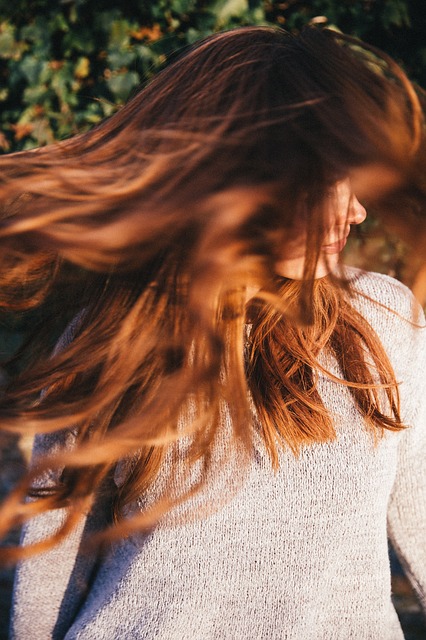 Una donna di una chiara età la scuote, la scuot