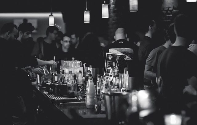 Vieni collettivamente, i prodotti e i servizi di noleggio di DJ forniscono il massimo divertimento per le parti