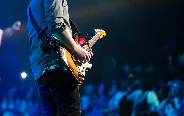 The Gal With the Golden Git Knocks 's Tiresome con un Killer Workshop su Guitar Ca