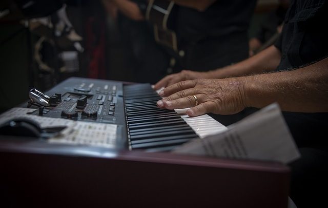 Un libro E per leggere le schede della chitarra