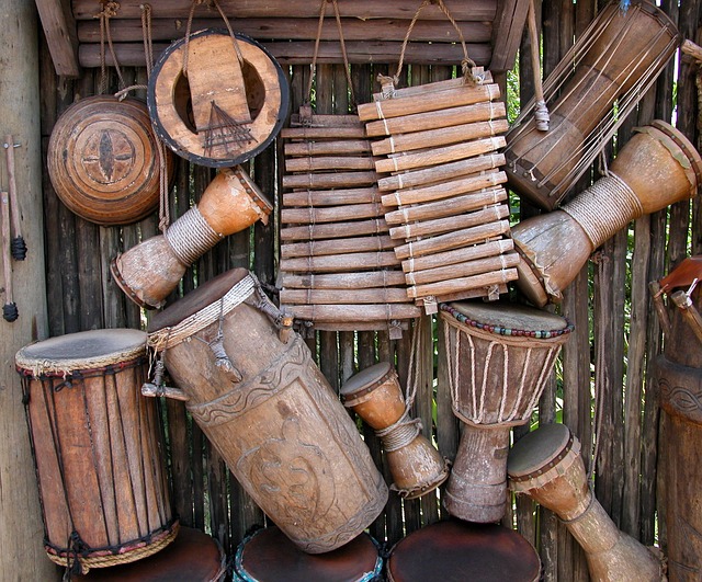 I dispositivi musicali africani significano il ritmo naturale e la magnificenza dell'Africa