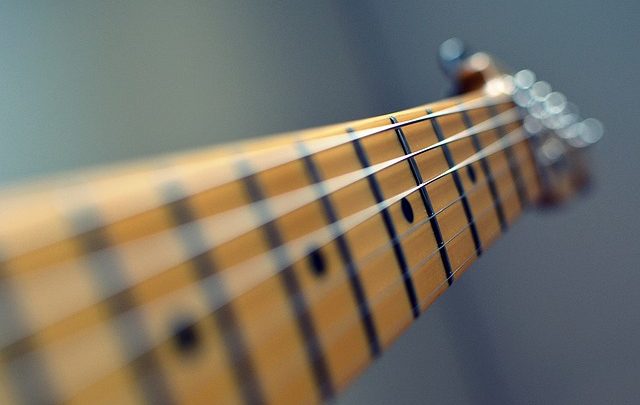 Tre principi di pratica per le scale di chitarra messe collettivamente e il segreto per suonare più velocement