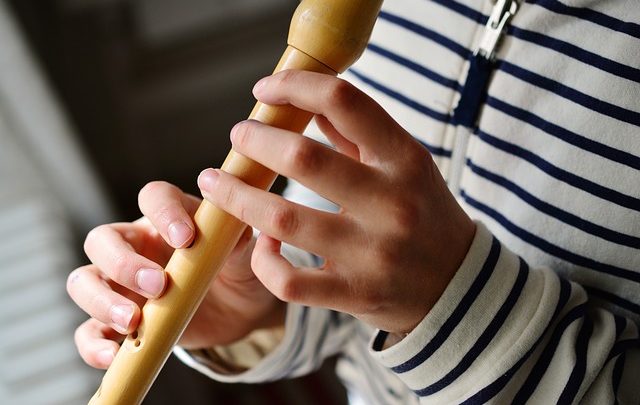 Ti viene insegnato a suonare di nuovo il violino da un allenatore gradevol