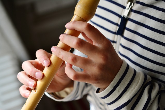 Ti viene insegnato a suonare di nuovo il violino da un allenatore gradevol