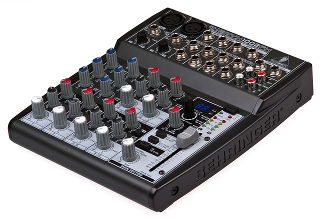 Leggimi forte e certo con il sistema PA Behringer Eurolive B250D Leggimi forte e certo con il sistema PA Behringer Eurolive B250D