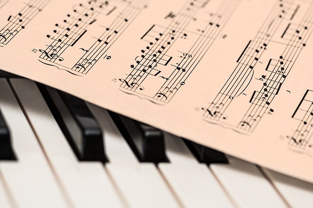 È immenso padroneggiare un'intera canzone, anche se sei un principiante di chitarra È immenso padroneggiare un'intera canzone, anche se sei un principiante di chitarra