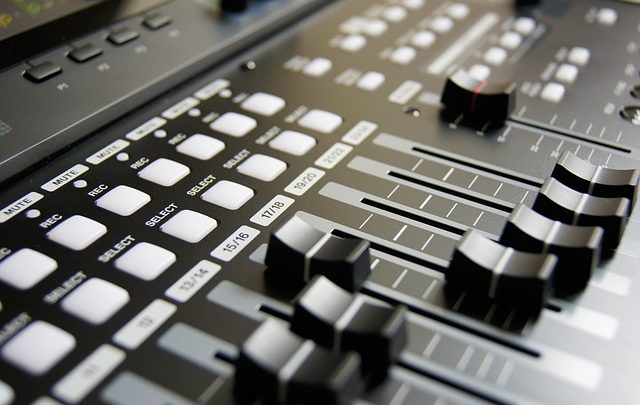 La spinta ascendente della canzone dell'età non secolare e insolita nelle comunità del mondo