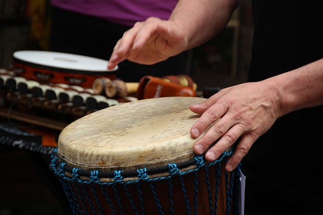 Il tamburo di Djembe, uno strumento gigantesco e animato Il tamburo di Djembe, uno strumento gigantesco e animato