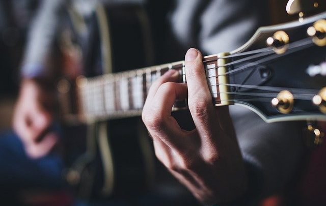 In Dire Need of An Dai un acquisto a: Ottenere un manico originale per chitarra
