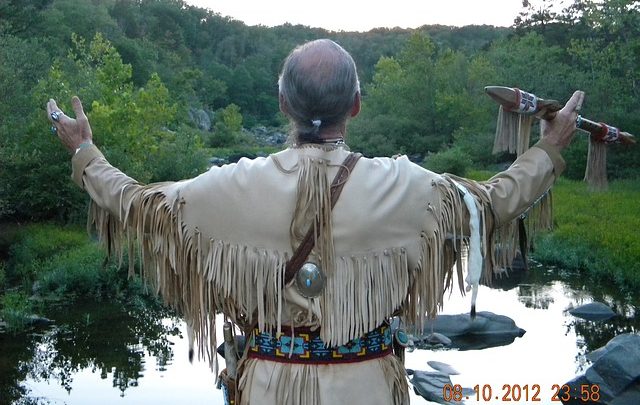 I flauti dei nativi americani eseguono un suono piacevole