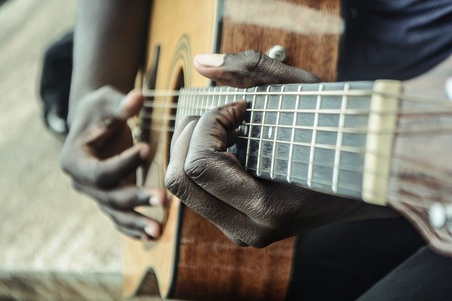 Le migliori canzoni per chitarra acustica del 4 luglio